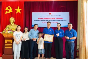 Phó Chủ tịch Ủy ban MTTQ Việt Nam tỉnh Hà Tĩnh, Bí thư Tỉnh đoàn Hà Tĩnh Nguyễn Ny Hương cùng lãnh đạo đoàn thể địa phương trao bằng khen cho anh Hồ Quốc Hiệu