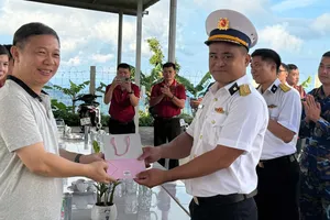 Đồng chí Dương Anh Đức, Ủy viên Ban Thường vụ Thành ủy, Trưởng Ban Tuyên giáo và Dân vận Thành ủy TPHCM và đoàn công tác tặng quà lưu niệm cho Đảng ủy Đặc khu Côn Đảo.