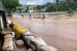 Quảng Ngãi: Mưa lớn làm bùn đỏ tràn vào nhà dân