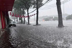 Mưa lớn gây ngập diện rộng ở Hà Nội sáng 7-10