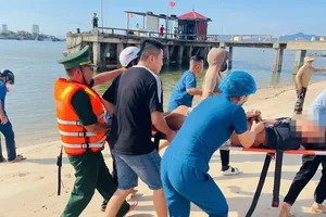 Đồn Biên phòng Nhật Lệ kịp thời cấp cứu ngư dân bị tai biến trên biển