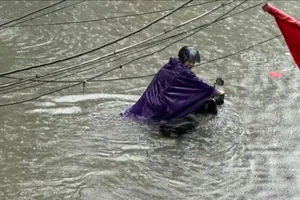 Hà Nội hơn 120 điểm ngập úng, 25 trạm bơm tiêu thoát nước hoạt động hết công suất