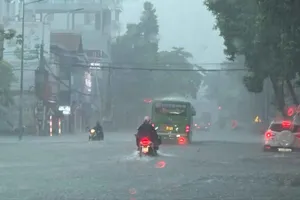 Mưa gió bao trùm miền Bắc: Nguy cơ lũ đặc biệt lớn