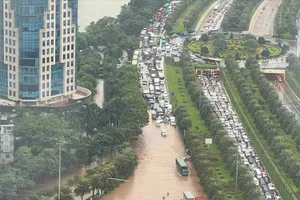 Hà Nội mưa lớn, đường ngập sâu, nhiều nhà máy cho công nhân nghỉ