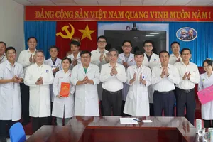 Phó Bí thư Thành ủy, Chủ tịch Ủy ban MTTQ Việt Nam TPHCM Nguyễn Phước Lộc gặp gỡ, động viên các bác sĩ chuyên khoa luân chuyển đợt 2.