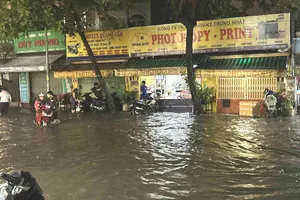 TPHCM: Mưa lớn kết hợp triều cường gây ngập nhiều nơi