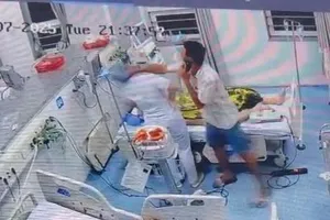 Camera ghi lại hành vi người đàn ông dùng tay đánh nhân viên y tế