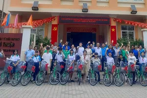 Phường Phú Thuận (TPHCM) trao xe đạp cho học sinh hoàn cảnh khó khăn