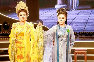 Với sự hỗ trợ của NSƯT Nguyễn Ngọc Đợi, thí sinh Đặng Thị Thùy Dương (sinh năm 1993, TPHCM) đã đoạt Chuông Vàng tại cuộc thi "Chuông vàng vọng cổ" lần thứ 20 năm 2025. Ảnh: THÚY BÌNH