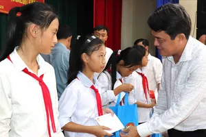 Phó Chủ tịch Ủy ban MTTQ Việt Nam TPHCM, Chủ tịch Liên đoàn Lao động TPHCM Bùi Thanh Nhân trao quà đến học sinh khó khăn tại tỉnh Hà Tĩnh. Ảnh: THÁI PHƯƠNG