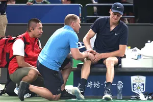 Jannik Sinner bị chấn thương vì thời tiết quá nóng ở giải Thượng Hải Masters 2025