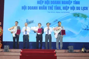 Lãnh đạo tỉnh Tây Ninh trao quyết định thành lập, hợp nhất các tổ chức, hiệp hội doanh nghiệp, doanh nhân của tỉnh Tây Ninh