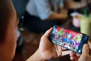 Cán bộ, hội viên, đoàn viên thanh niên phường Bình Thạnh (TPHCM) theo dõi Đại hội qua truyền hình trực tiếp tại quán cà phê. Ảnh MẠNH THẮNG