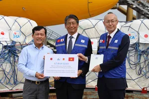 Đại diện Bộ Nông nghiệp và Môi trường tiếp nhận lô hàng viện trợ từ Nhật Bản chiều 13-10