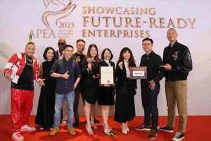 Đại diện Logitech và những người làm nội dung cho các sản phẩm của hãng này nhận giải thưởng