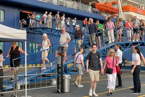 Đoàn khách tàu biển quốc tế chuẩn bị cập cảng, lên xe trung chuyển tham quan TPHCM 