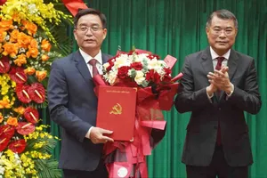 Ông Lê Minh Hưng, Trưởng Ban Tổ chức Trung ương (phải), trao quyết định chỉ định của Bộ Chính trị cho ông Nguyễn Đình Trung giữ chức Bí thư Thành ủy Huế nhiệm kỳ 2025-2030