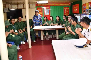 Sinh viên tham quan thực tế tại Tàu 960, Lữ đoàn 125