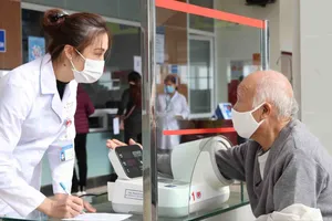 Người cao tuổi khám bệnh tại một cơ sở y tế