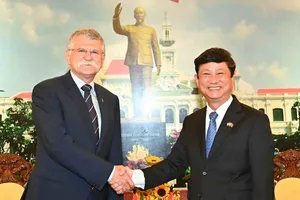 Chủ tịch HĐND TPHCM Võ Văn Minh tiếp Chủ tịch Quốc hội Hungary Kover Laszlo. Ảnh: VIỆT DŨNG 