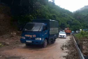 Đường Hồ Chí Minh nhánh Tây qua xã Tà Rụt, tỉnh Quảng Trị được khắc phục thông tuyến tạm thời vào sáng 17-10 