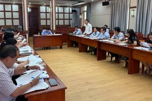 Tổ Công tác 1645 làm việc với các chủ đầu tư nhằm tháo gỡ vướng mắc cấp sổ hồng cho người mua. Ảnh: THANH HIỀN