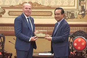 Chủ tịch UBND TPHCM tiếp tân Đại sứ Canada tại Việt Nam 