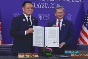 Thủ tướng Thái Lan và Thủ tướng Campuchia ký tuyên bố chung về thỏa thuận hòa bình. Ảnh: BERNAMA 