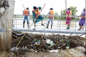 Lực lượng chức năng khắc phục sự cố ứ đọng rác