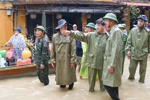 Ông Lê Ngọc Quang, Ủy viên Trung ương Đảng, Bí thư Thành ủy Đà Nẵng kiểm tra thực tế tình hình phòng, chống mưa lũ tại phường Hội An Tây và Hội An. Ảnh: THIÊN VŨ