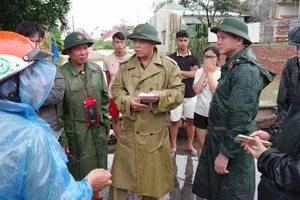 Đoàn công tác Quân khu 5 thăm hỏi tình hình đời sống của nhân dân tại những nơi ngập sâu