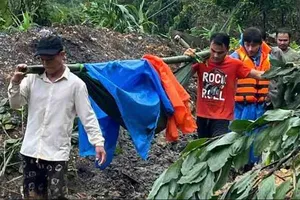 Lực lượng chức năng tiếp cận người dân bị nạn