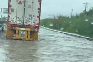 Điều tiết các phương tiện di chuyển qua hướng khác khi đoạn cao tốc Vĩnh Hảo - Phan Thiết bị ngập