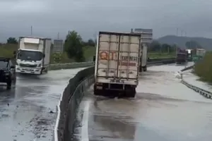 Đoạn đường cao tốc Vĩnh Hảo - Phan Thiết bị ngập sâu