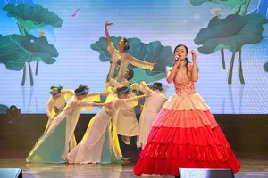 Phó Cục trưởng Cục Nghệ thuật biểu diễn Bộ VHTT&DL Trần Hướng Dương và Phó Giám đốc Sở VHTT TPHCM NSND Nguyễn Thị Thanh Thúy, tặng cờ lưu niệm cho 37 Chi hội âm nhạc, Học viện Âm nhạc Quốc gia Việt Nam, các nhà hát... Ảnh: THÚY BÌNH