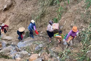 Quảng Ngãi: Hơn 100 người mở đường mòn gùi lương thực cho 5 thôn bị cô lập