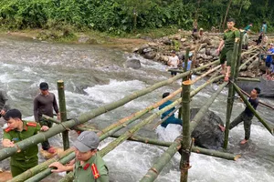 Quảng Ngãi: Cầu tre được dựng lại, 34 hộ dân thoát cảnh chia cắt