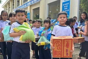 Quảng Ngãi: Học sinh bỏ heo đất ủng hộ người dân vùng bão lũ