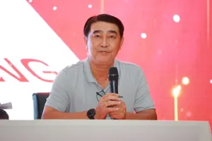 Cựu danh thủ Trần Minh Chiến trả lời câu hỏi của phóng viên tại buổi họp báo Quả bóng vàng 2025