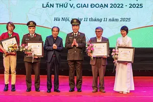 Trao giải A cho các tác giả đoạt giải của cuộc thi