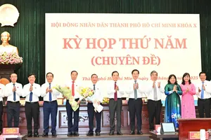 Lãnh đạo TPHCM tặng hoa cho đồng chí Nguyễn Văn Thọ và đồng chí Phạm Thành Kiên. Ảnh: VIỆT DŨNG