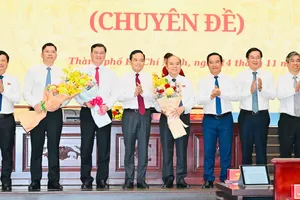 Các đại biểu bỏ phiếu bầu. Ảnh: VIỆT DŨNG