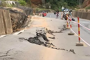 Quảng Ngãi: Quốc lộ 24 sụt lún, ảnh hưởng giao thông