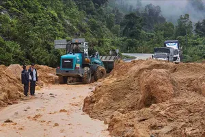 Khánh Hòa: Nổ mìn phá hàng trăm m³ đất đá sạt lở trên đèo Khánh Lê