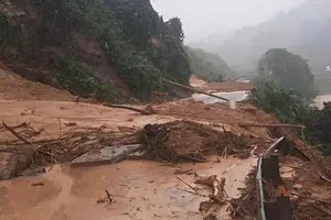 Điểm sạt lở trên đường Hồ Chí Minh, đoạn qua xã Khâm Đức. Ảnh: HỒ CÔNG ĐIỂM