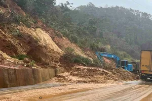 Quảng Ngãi: Thông xe quốc lộ 24, tắc đường Trường Sơn Đông