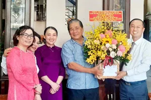 Phó Chủ tịch HĐND TPHCM Huỳnh Thanh Nhân thăm, chúc mừng các nhà giáo nhân dịp 20-11
