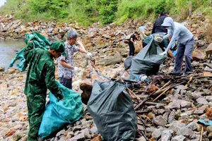 Người dân Côn Đảo chung tay dọn dẹp bãi biển. Ảnh: THU HOÀI