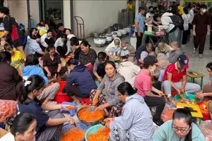 Phật tử, tình nguyện viên tham gia chế biến thực phẩm tại một bếp dã chiến. Nguồn: BÁO GIÁC NGỘ