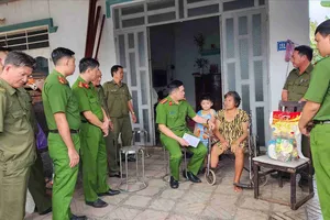 Công an xã Phú Giáo tặng quà người dân khó khăn